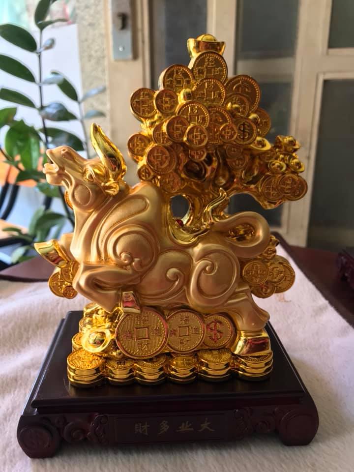 Tượng Trâu Vàng Mới Đứng khối tiền Cây tài lộc Màu Vàng đặt bàn làm việc may mắn ạ Size cao 20cm x ngang 15cm x sâu 10cm