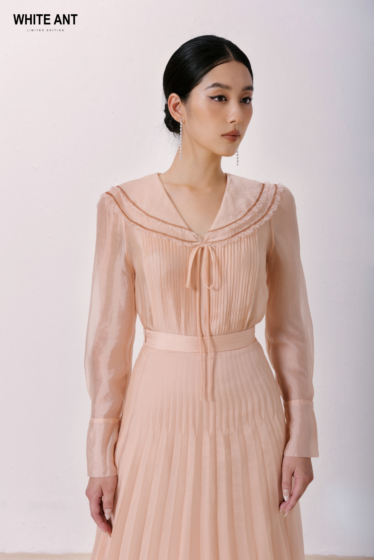 Sơ Mi Tay Dài Dập Ly Cổ Sen, Chất Liệu Vải Cupro Cao Cấp Nữ White Ant ALLISON PETERPAN BLOUSE 170300232