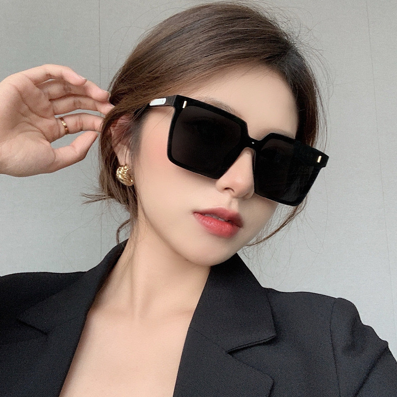 Kính râm thời trang nam nữ , kính râm gọng vuông cổ điển chống tia cực tím phong cách Hàn Quốc , hiện đại kèm hộp đựng sang trọng