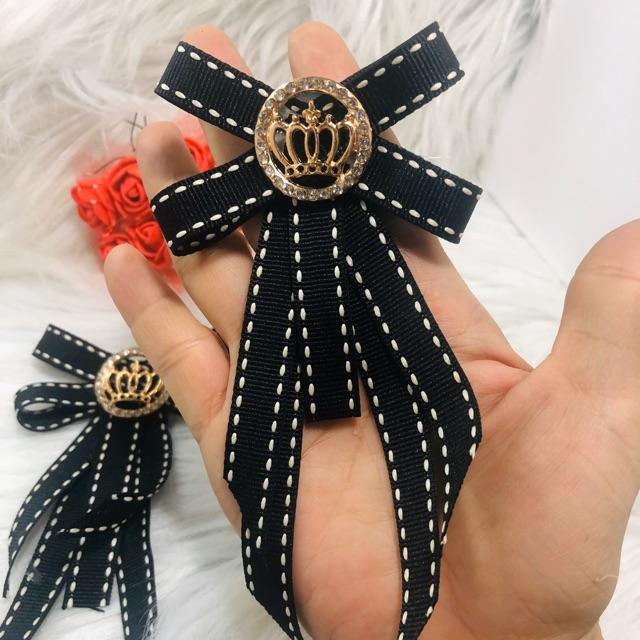 Cái áo nơ viền. Mặt đính vương niệm. Kt 6 x 15cm