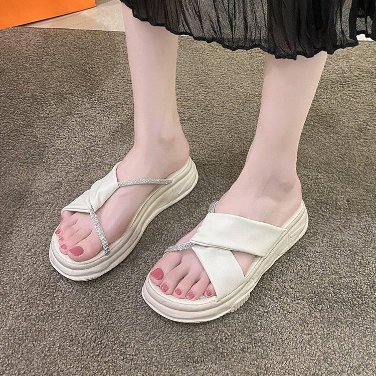 Pearl slippers for women in the summer of 2022, the new style is fashionable to wear thick-soled spongy pastry-soled sandals