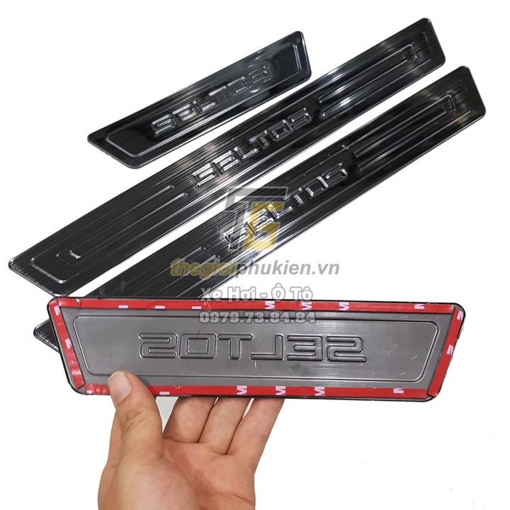 BỘ SẢN PHẨM Nẹp bước chân và ốp chống trầy cốp Kia Seltos - Mẫu Titan