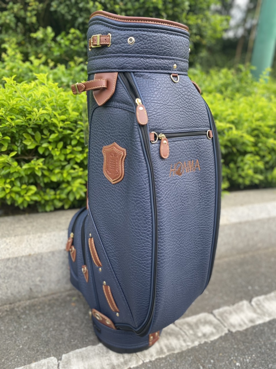Túi Đựng Gậy Golf Da Bò Thật, Có Hai Màu Nâu Và Xanh Navi Đựng Được 14 - 16 Gậy