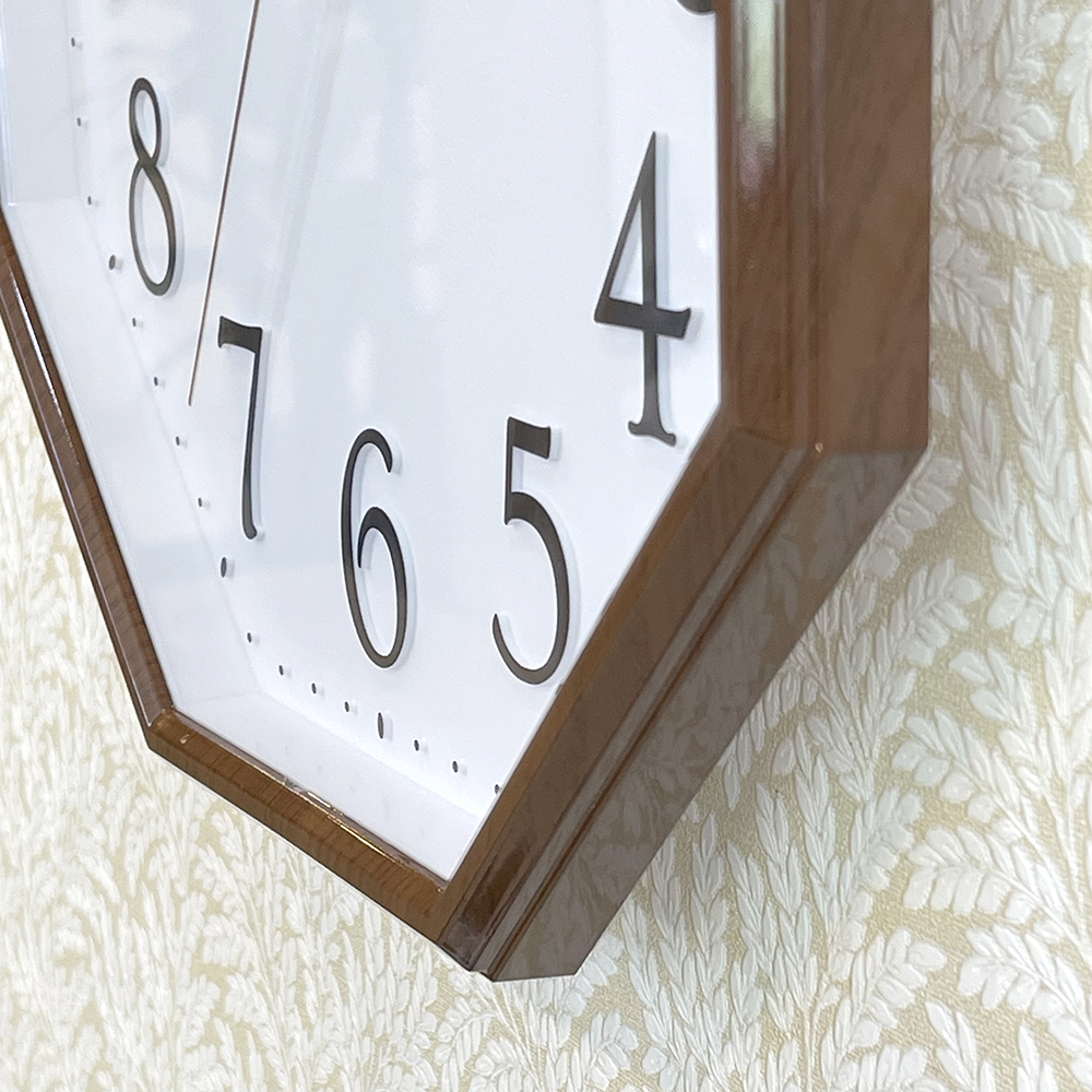 Đồng hồ treo tường Nhật Bản Rhythm CMG614NR06- Kt 30.0 x 30.0 x 4.2cm, trọng lượng 636g. Vỏ nhựa, dùng PIN.