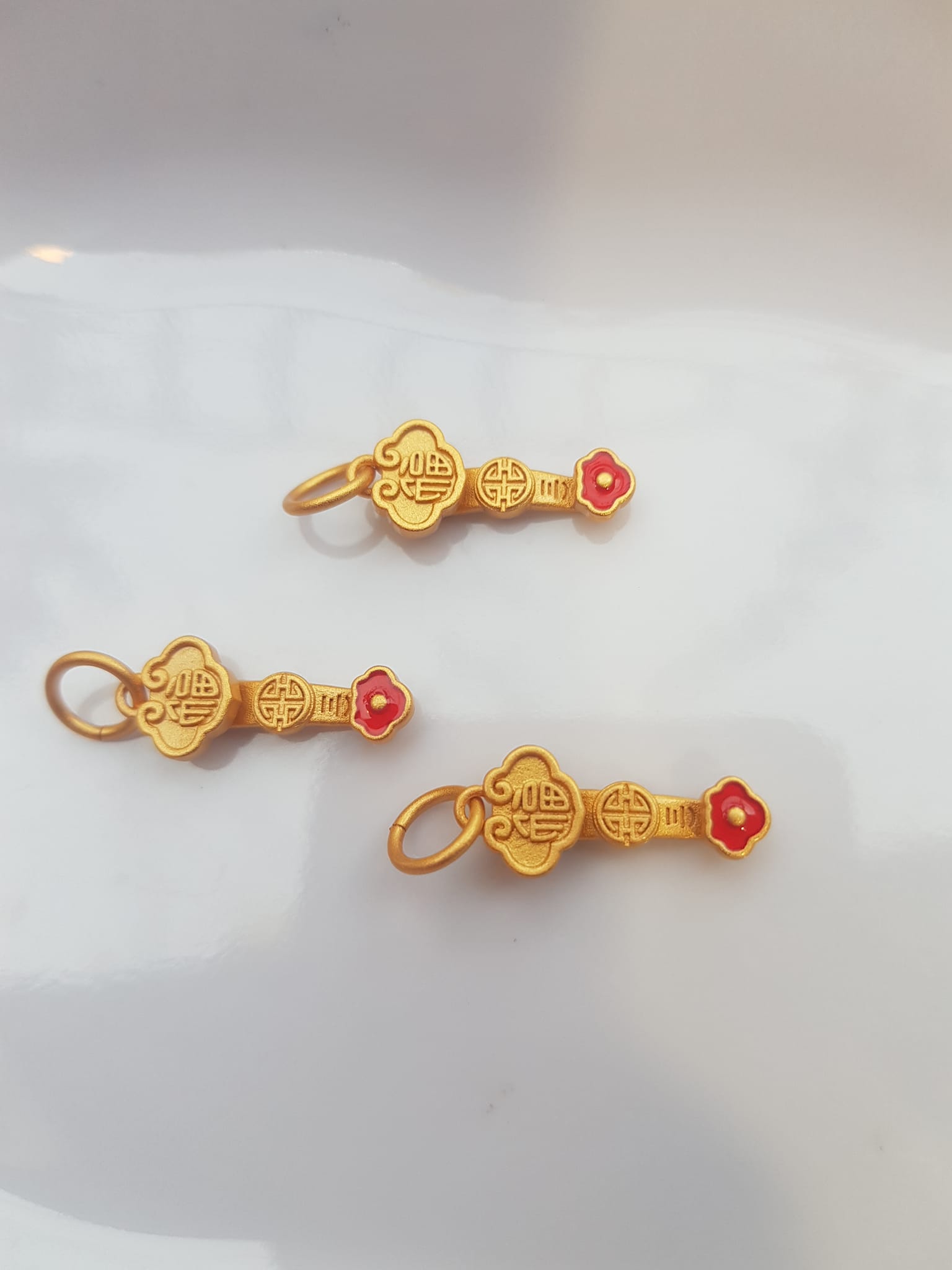 Phụ Kiện Charm Vòng Tay Nữ đẹp Hình Gậy Như Ý màu vàng phối vòng tay Nữ phối với vòng đeo tay của mình xinh xinh ạ