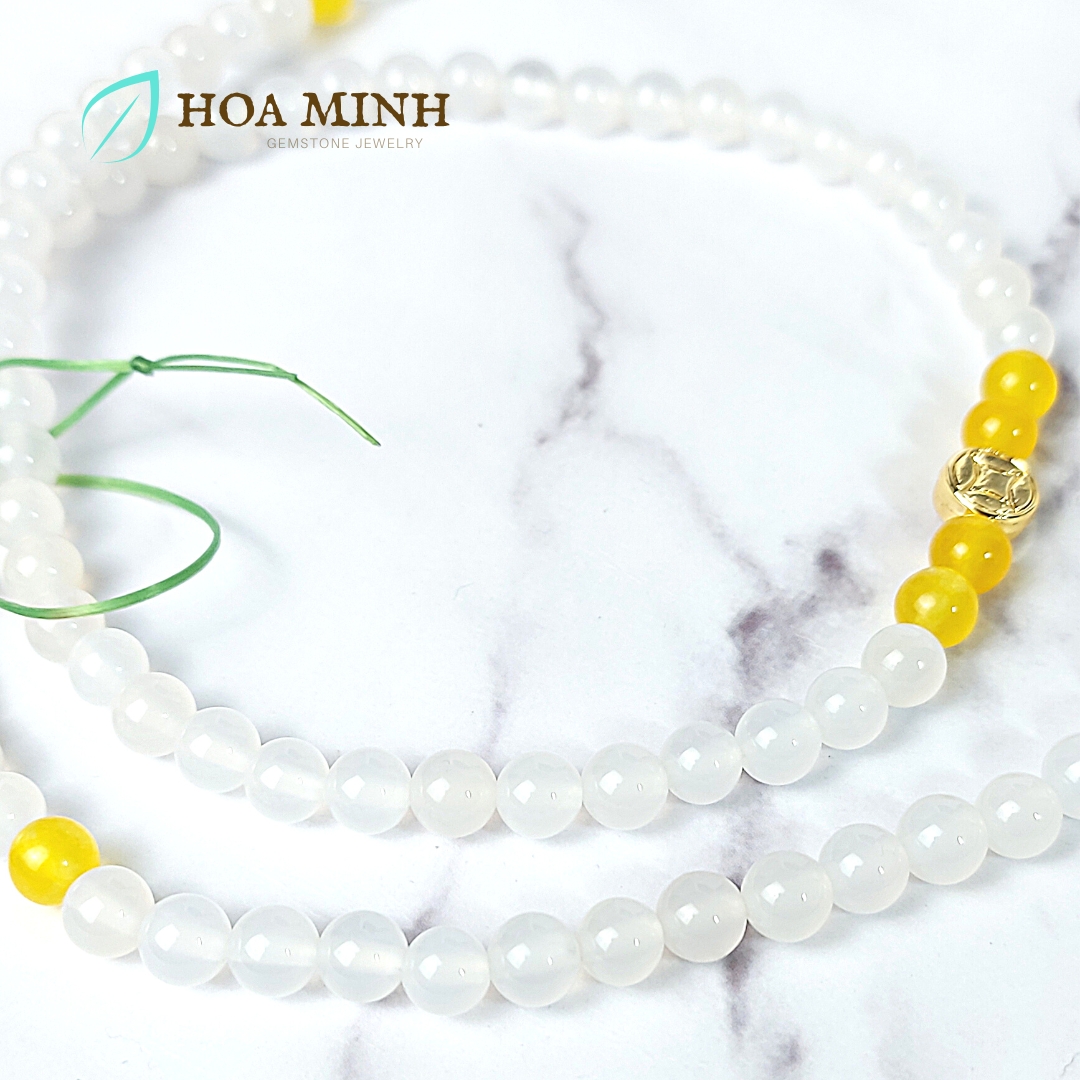 Vòng tay chuỗi 108 hạt Mã Não trắng 6 li phối đá Mã Não vàng, charm Thần Tài bạc xi vàng Bình An Tài Lộc