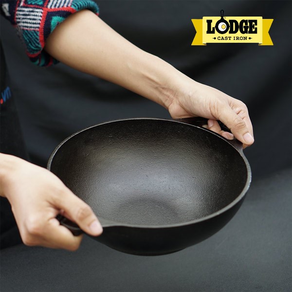 Chảo gang xào cỡ nhỏ Lodge hai tay cầm 23 cm - L9MW. Dùng chiên, xào, áp chảo, chiên cơm, nướng.