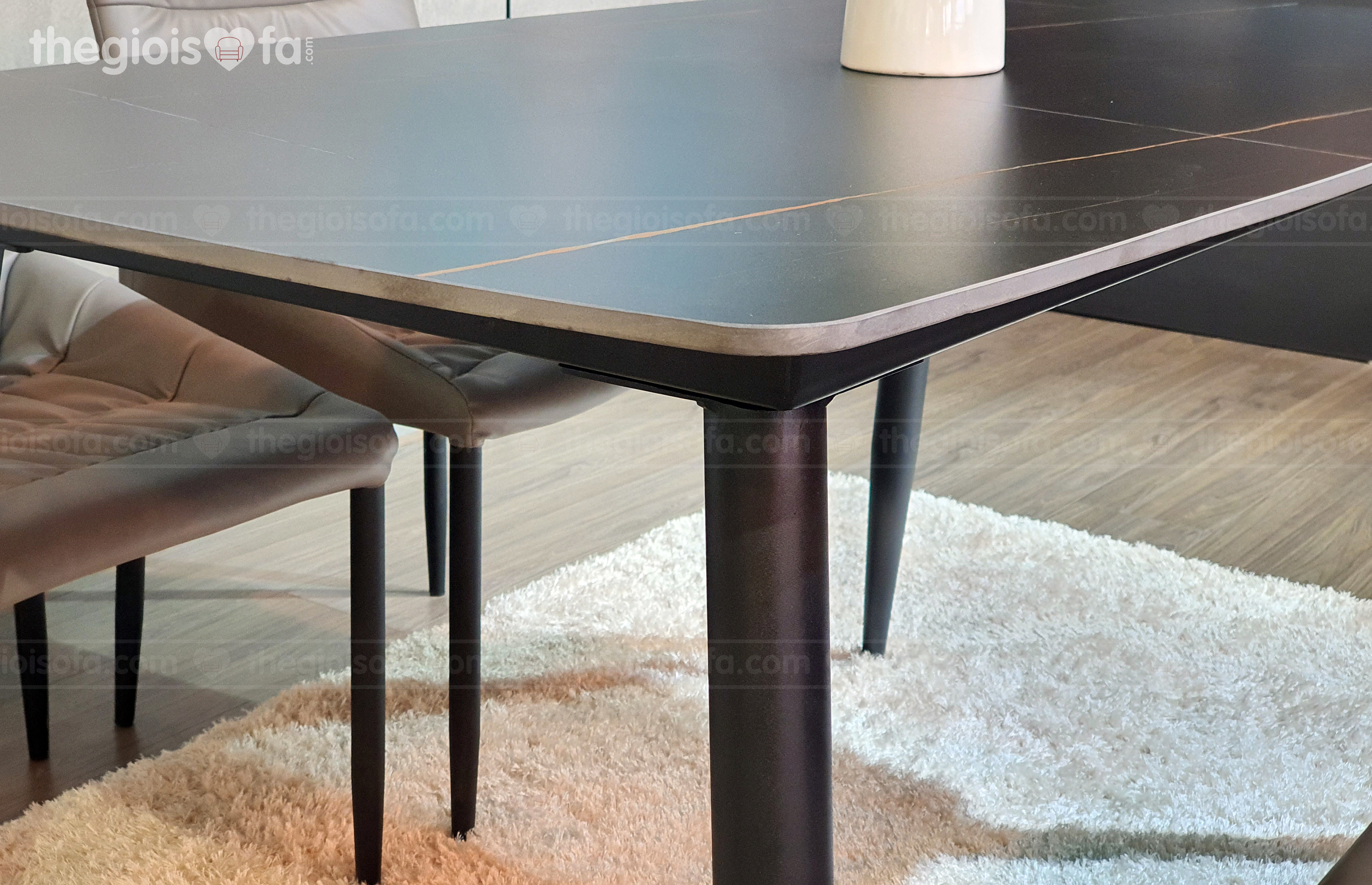 Bộ bàn ăn 4 ghế Vibe Black – mặt đá chân sắt tĩnh điện