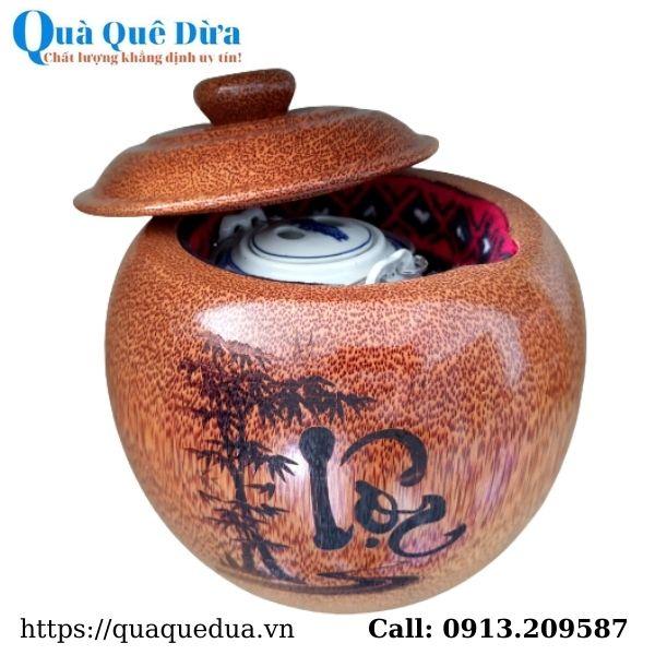 Bộ Bình Trà Gỗ Dừa Gọn Đẹp Khắc Hoa Văn Lồng Chữ Lộc Và Bình Trà 700 - 950ml - Sản Phẩm Được Sản Xuất Tại Bến Tre