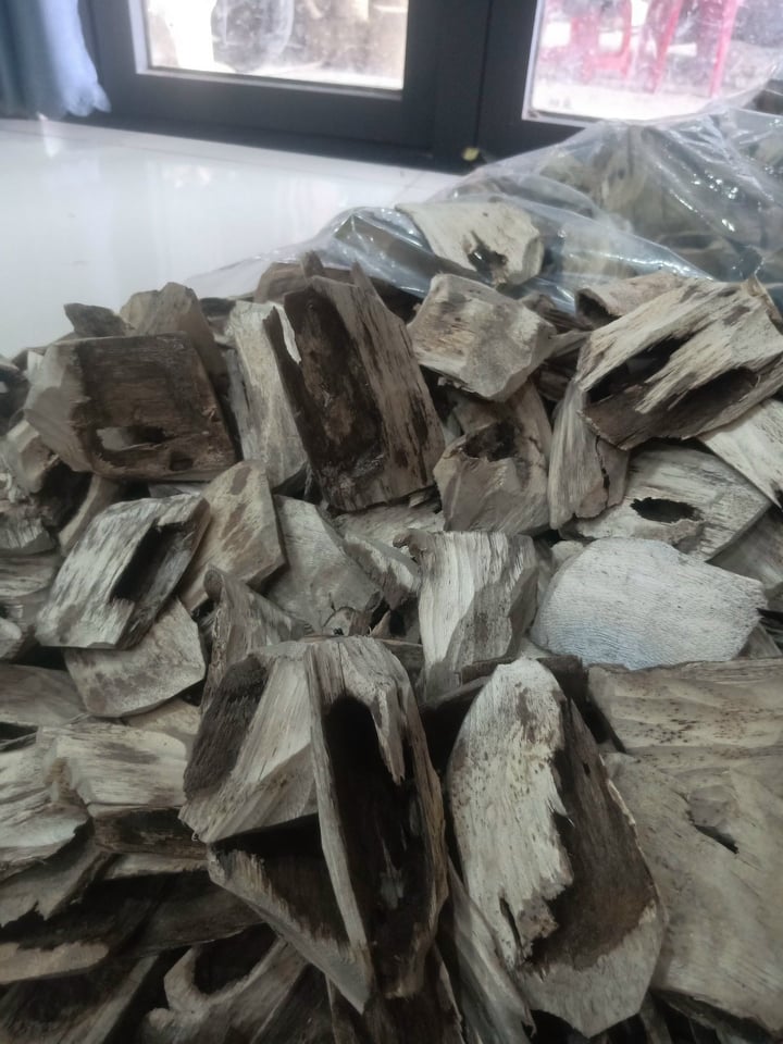 Trầm hương miếng hàng đẹp chuẩn rừng Tiên Phước Quảng Nam ( một gói 100g) - Trầm sạch tốt cho sức khỏe