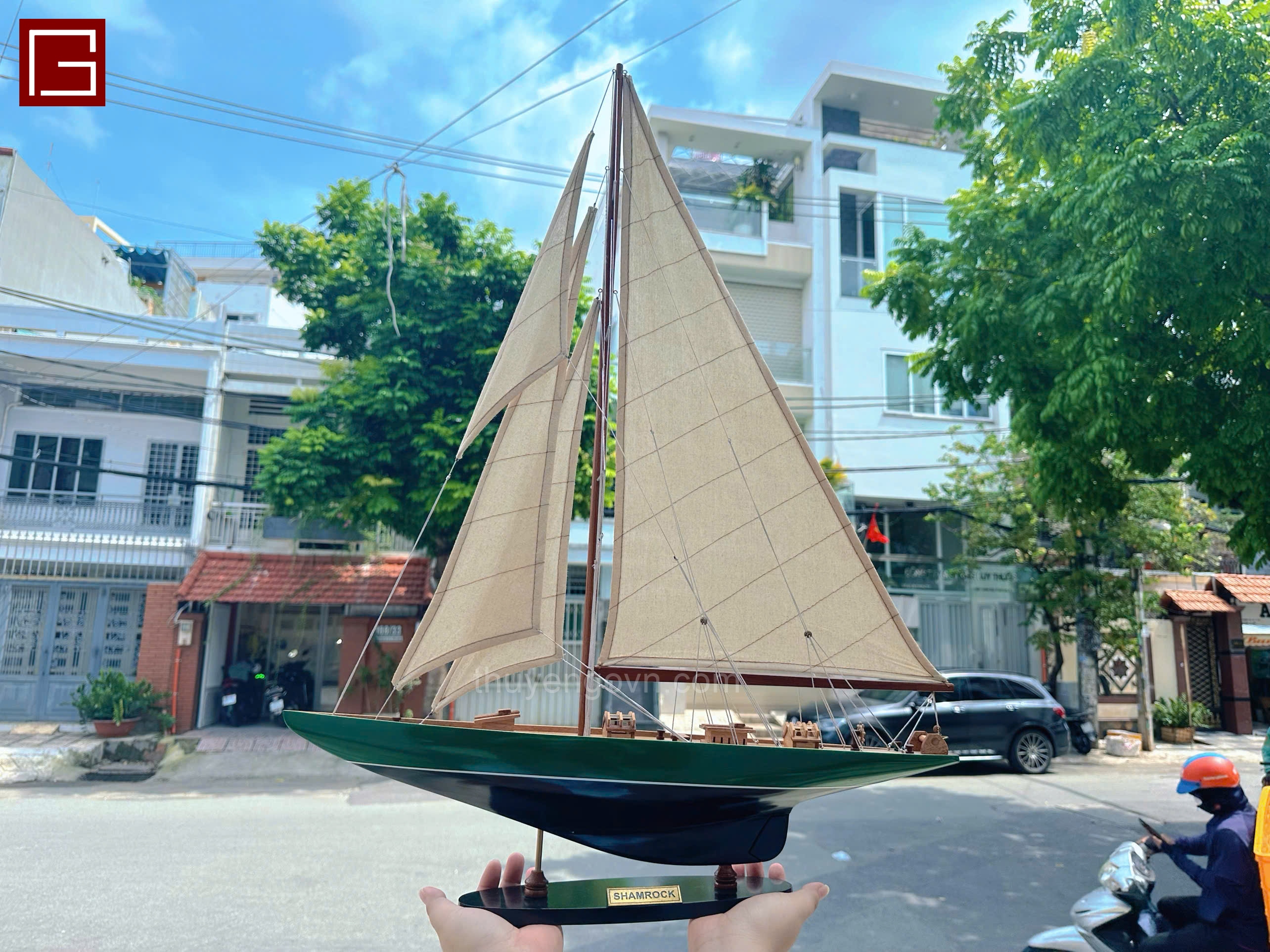 Mô hình thuyền gỗ phong thủy, thuyền buồm trang trí SHAMROCK PAINTED, thuyền gỗ trang trí hàng chính hãng
