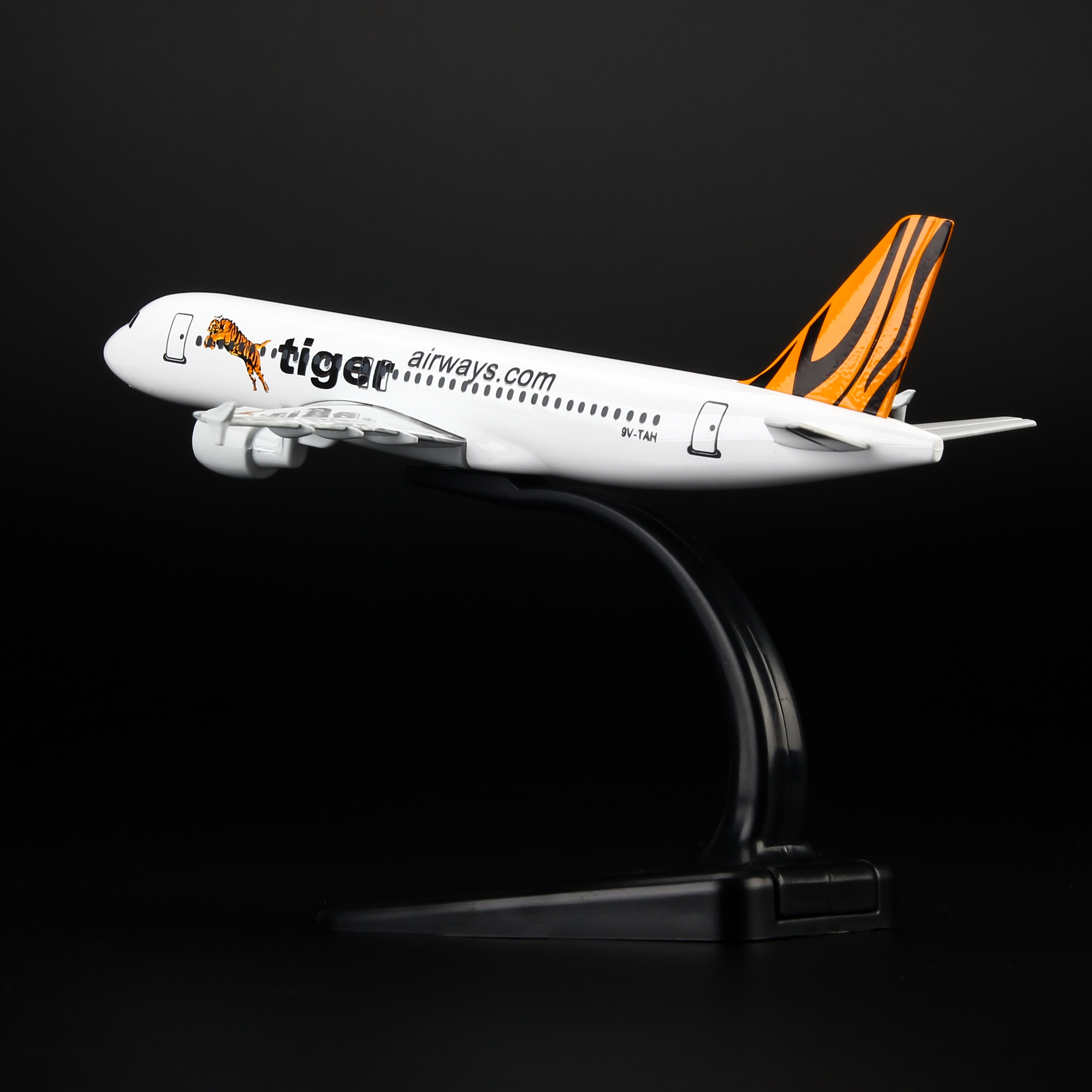 Mô Hình Máy Bay Trưng Bày Airbus A320 Tiger Airlines Everfly (Trắng Cam)