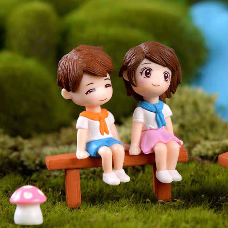 Phụ kiện tiểu cảnh cặp đôi học sinh ngồi ghế trang trí terrarium, sen đá, charm slime, mô hình tre