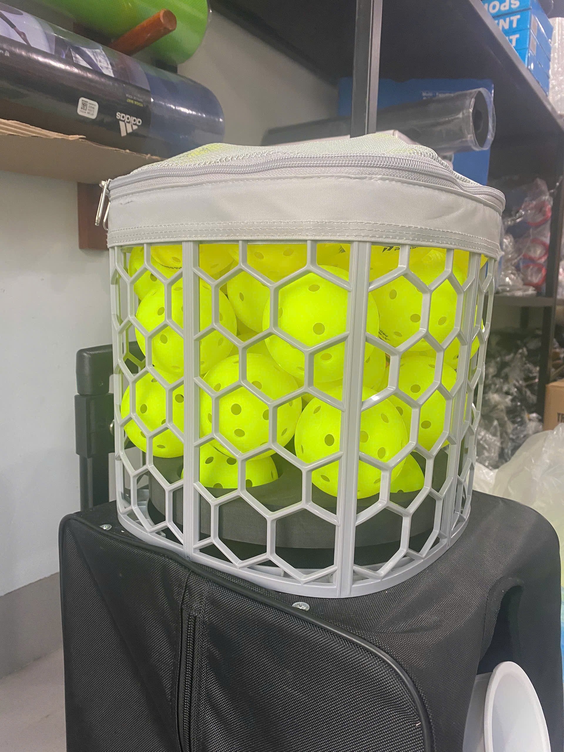 Máy bắn bóng pickleball di động LEADWISE LWAPL25B có điều khiển từ xa, điều chỉnh phạm vi bắn bóng linh hoạt, dễ sử dụng.