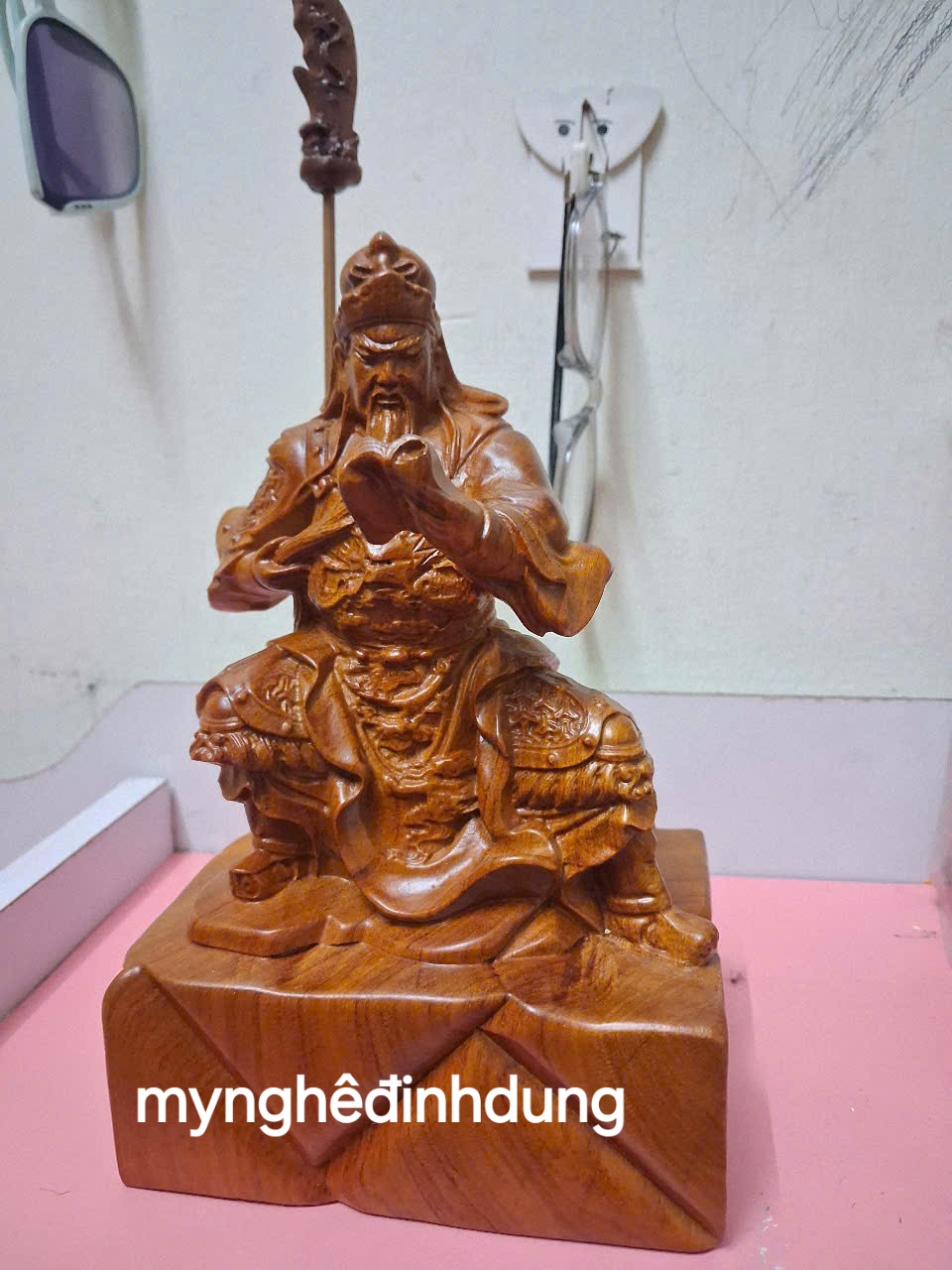 Tượng quân công đọc sách bằng gỗ hương đá cao 20x13.5x9cm