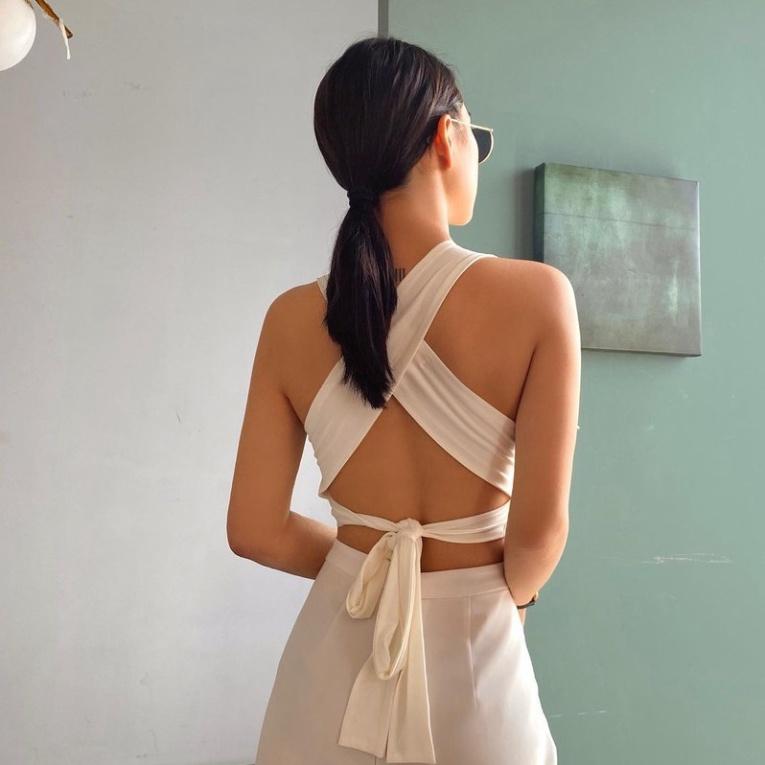 QUẢNG CHÂU Áo croptop chéo lưng, thắt nơ, cổ tròn, sát nách mang lại vẻ ngoài trẻ trung, năng động, cá tín
