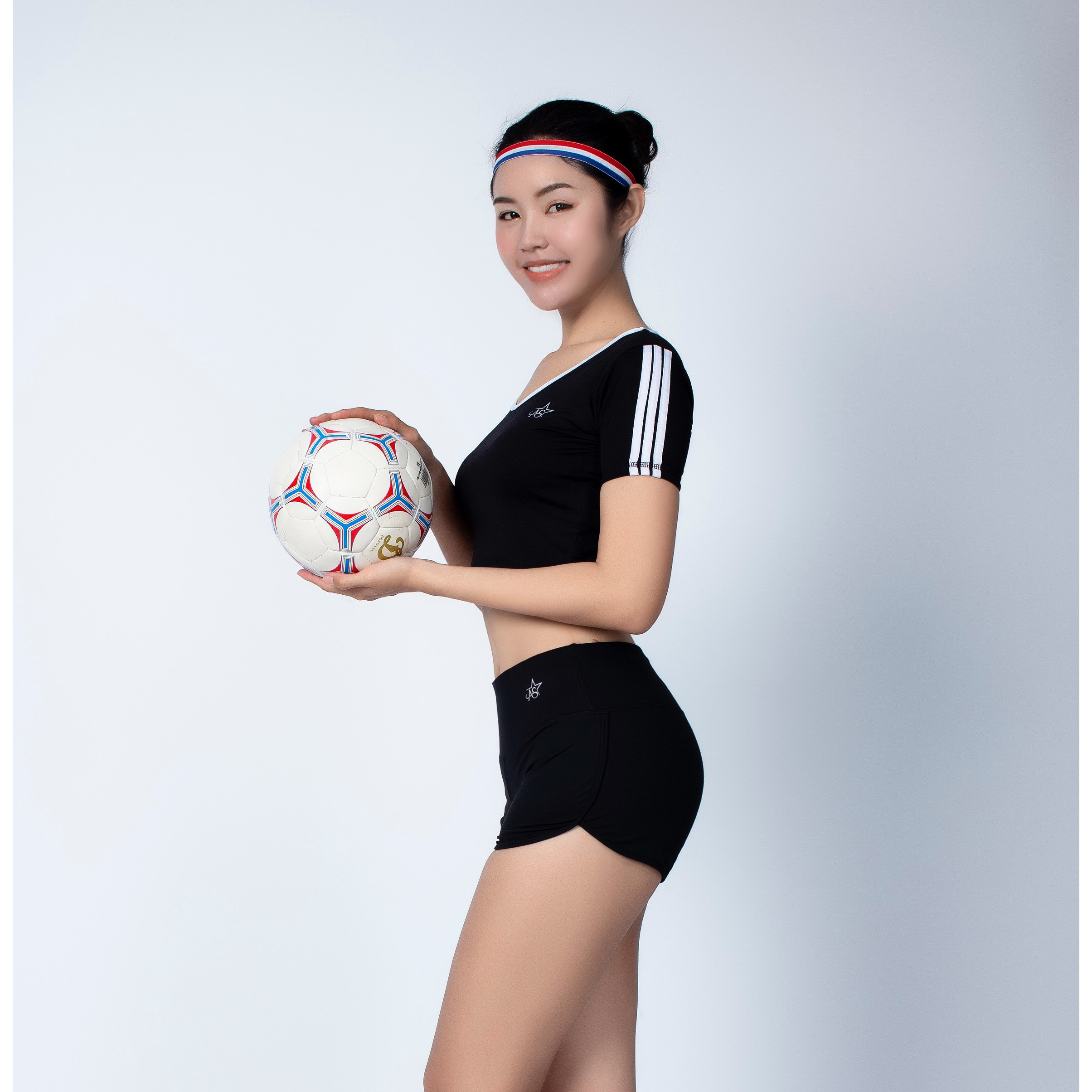 Bộ thể thao nữ quần short chữ V áo croptop có tay màu Đen - DN109