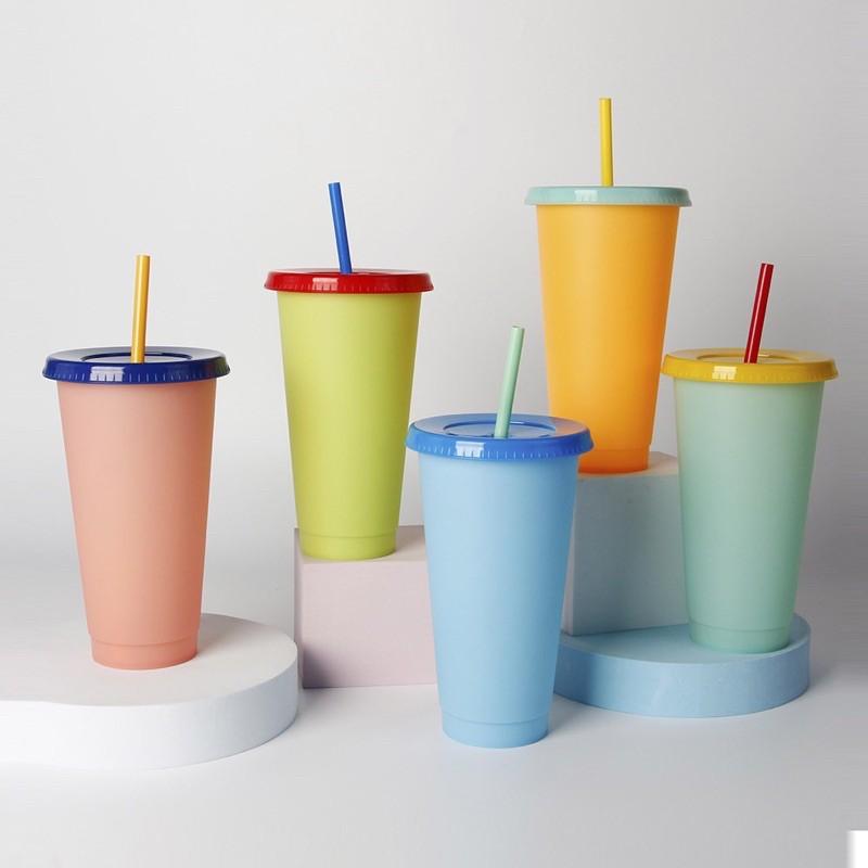Ly nước đổi mầu khi gặp nước đá lạnh