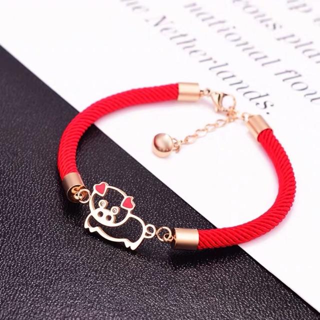 Vòng tay titan dây đỏ heo rỗng dễ iu