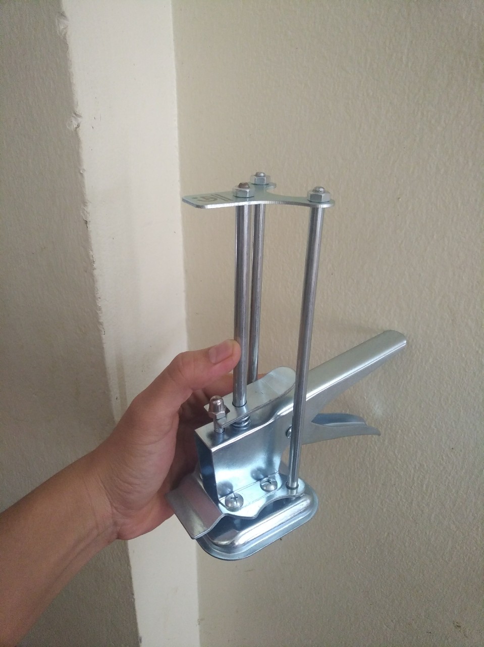 Con đội lấy cốt gạch ốp tường thép inox