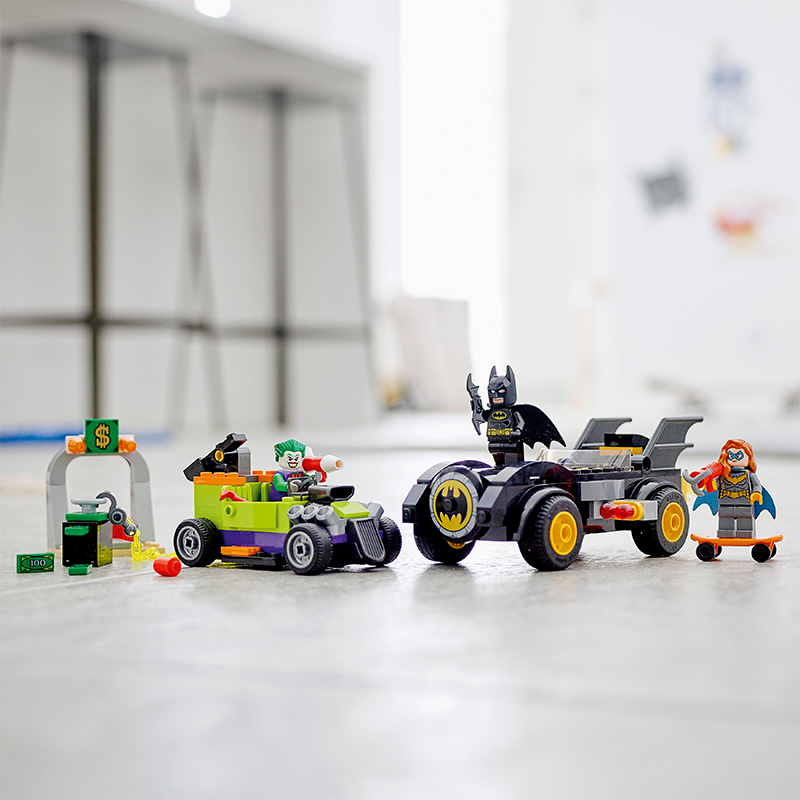 LEGO SUPER HEROES 76180 Batman đối đầu với The Joker