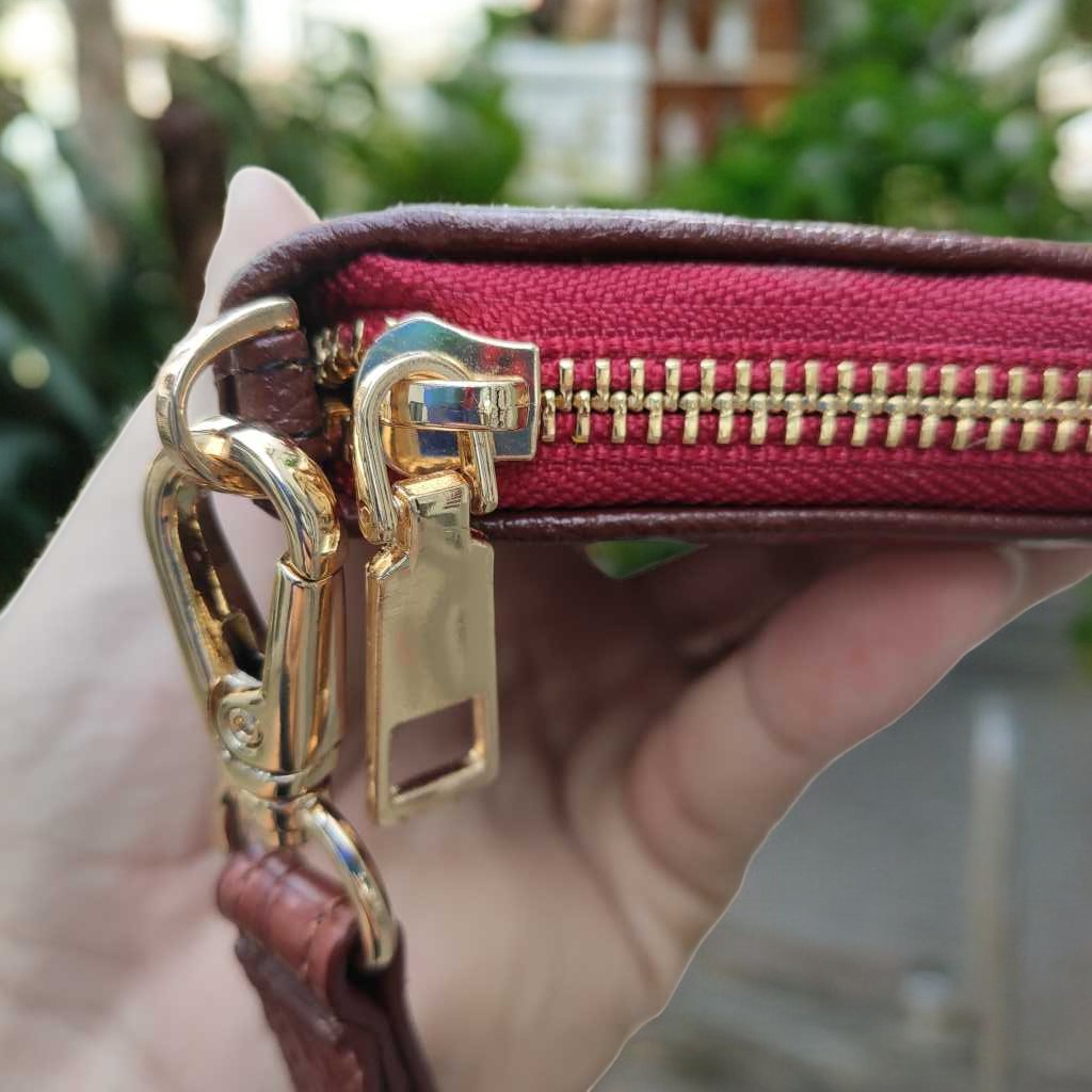 Ví dài 1 khóa gọn nhẹ dễ sử dụng. Da bụng cá sấu trơn!