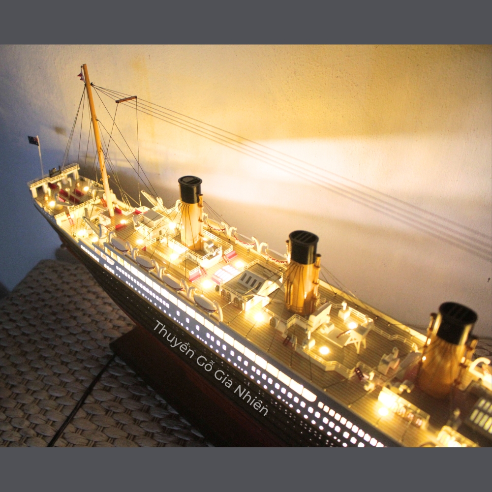 Mô Hình Thuyền Gỗ Trang Trí Phong Thủy Dạng Thuyền Du Lịch RMS TITANIC WITH LIGHTS Chính Hãng, Hàng Xuất Khẩu Chất Lượng Cao