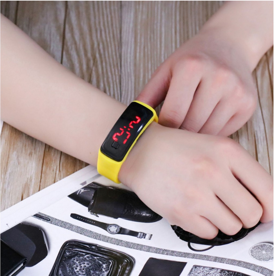 Đồng hồ đeo tay điện tử đèn LED cho bé - Giao màu ngẫu nhiên