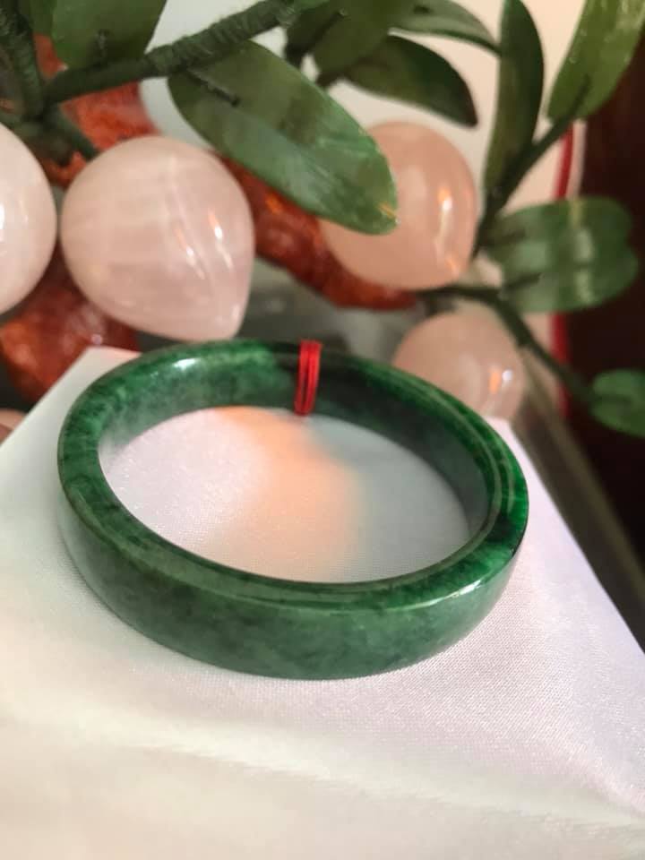 VÒNG TAY ĐÁ CẨM THẠCH TỰ NHIÊN BẢN VUÔNG XANH ĐẬM 50MM RẤT SANG ĐẸP SIZE VÒNG 50MM BẢN CAO 10,5mm X DẦY 6mm MÀU XANH BÔNG ĐẬM BÓNG ĐẸP LẮM NỮ 45kg - 52kg ĐEO Ạ