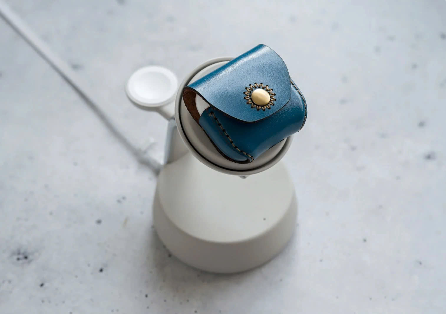 Bao da dành cho nút bấm Airpods 5 , hiệu Khắc Tên, chất liệu da bò - Hàng chính hãng