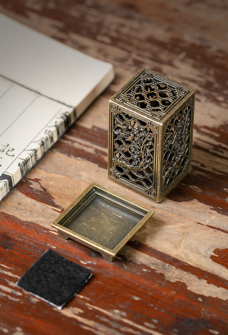 Lư Xông Trầm Trụ Hợp Kim Nhỏ Gọn – Đốt Nụ Trầm, Bột Trầm, Họa Tiết Tứ Quý Phong Thủy