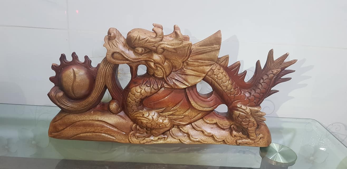 Tượng Rồng lửa Gỗ 50cmx22cmx6cm Anh Chị trưng: bàn, trang trí nhà cửa Màu Vàng đỏ nhẹ sáng đẹp ạ