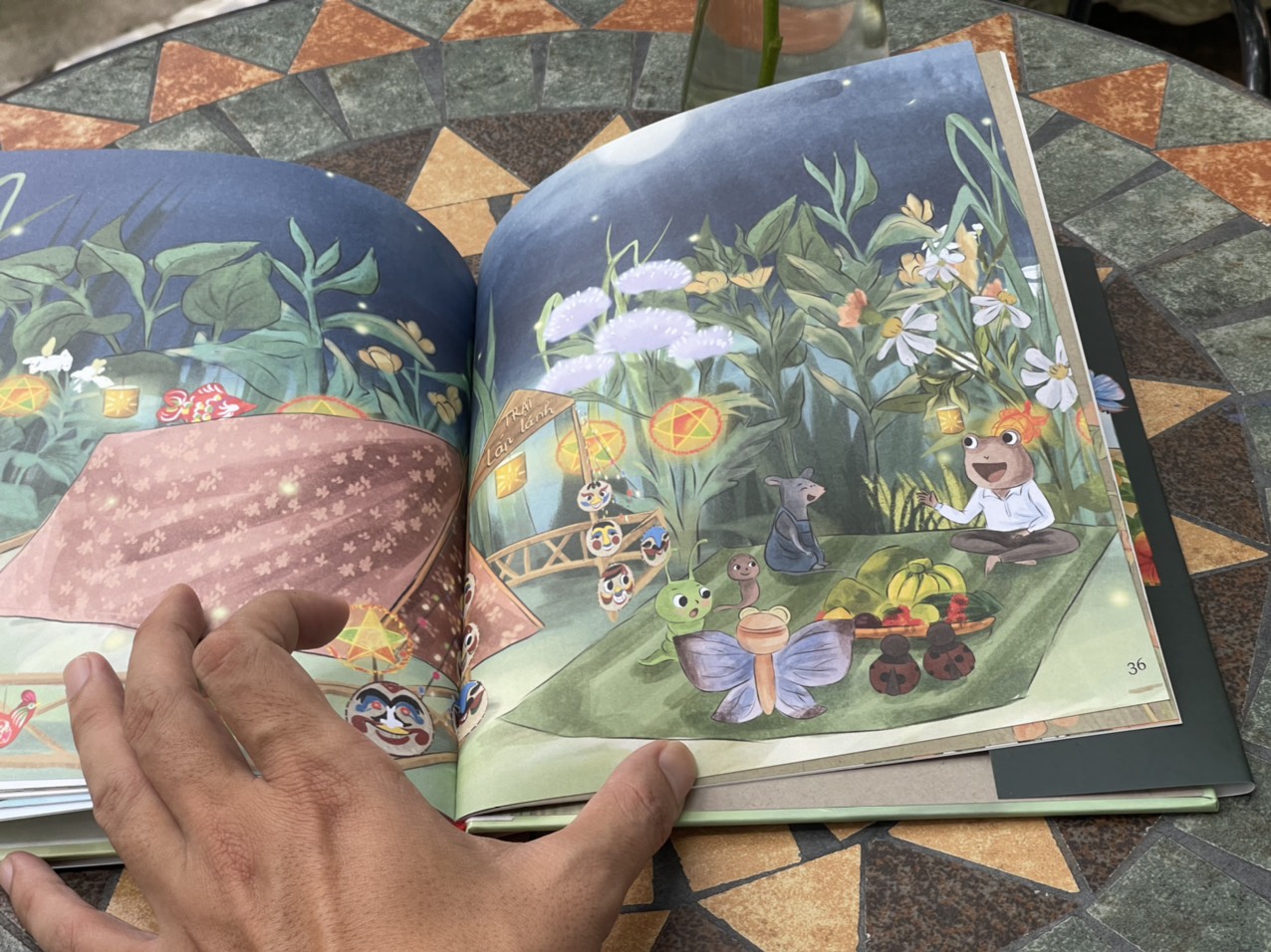 TREO ĐÈN ĐÓN TRĂNG LÊN – LionBooks – NXB Hà Nội -Bìa cứng in màu toàn bộ