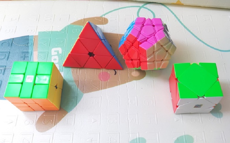 Đồ chơi 4 rubik hình dạng khác nhau hàng chuẩn không viền có hộp đựng