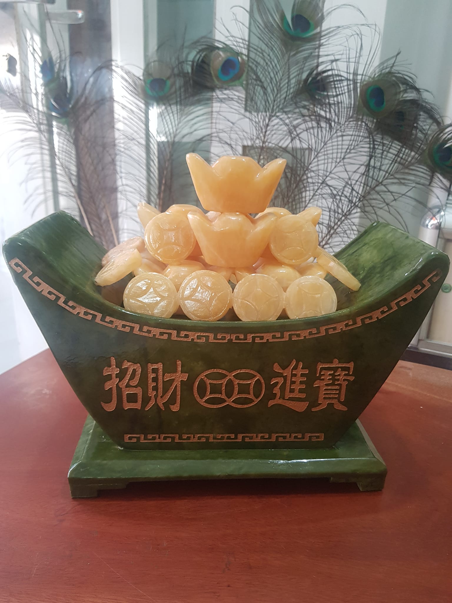 Chiếc Thuyền Tài Lộc Phong Thủy Chở Đầy Tiền Vàng Thỏi Vàng Đá Serpentine Xanh Canxit Vàng tự nhiên Size Ngang 27cm x Cao 17cm x Sâu 13,5cm Nặng gần 3kg7 trưng phòng khách nhà, công ty , quà biếu ,cửa hàng, may mắn tài lộc ạ