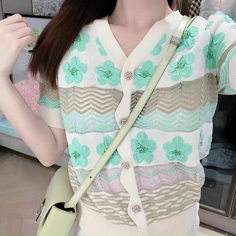 Áo mongterghi hoa nổi đính ngọc, cổ tim khuy cài