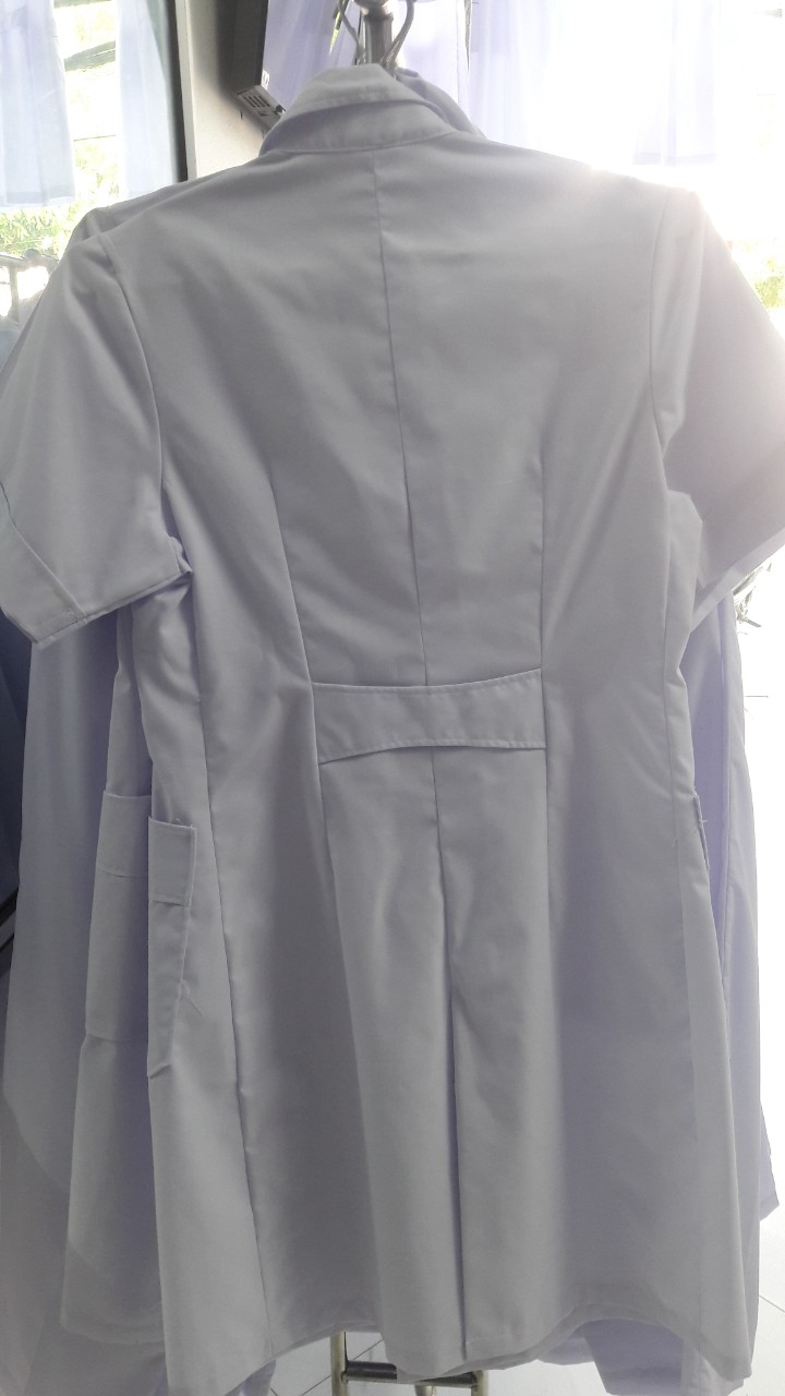 Áo bác sĩ nữ cộc tay vải Lon Mỹ theo tiêu chuẩn Bộ Y Tế
