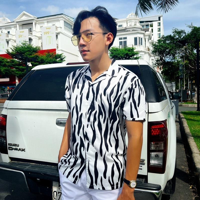 Áo Sơ Mi Nam Nữ Unisex Họa Tiết Trắng Đen Tay Ngắn, Chất Lụa Gân Dày Đẹp, Hàng Thiết Kế Mr.Smile 99 Shop