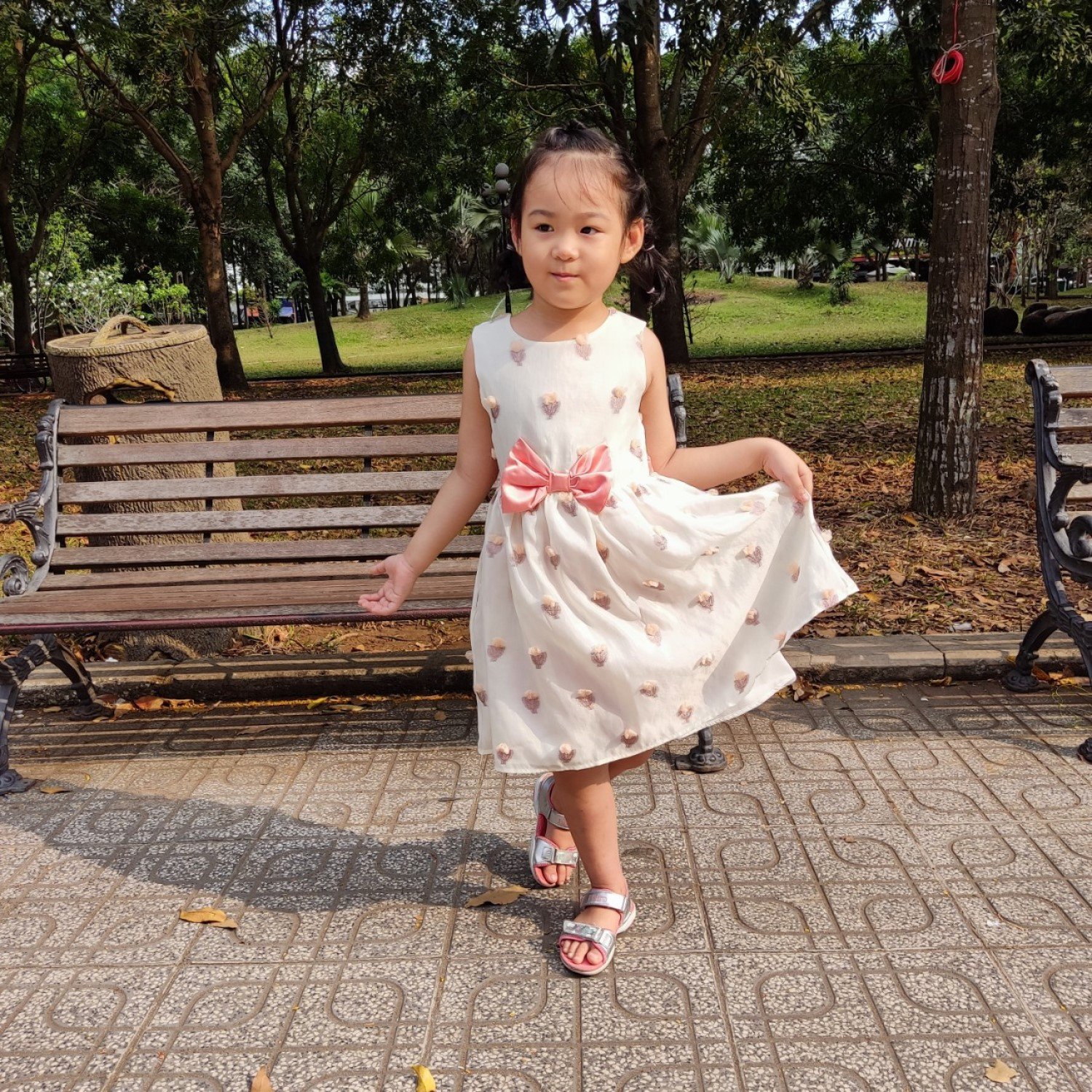 G00000114 Đầm bé gái vải xô hộp cao cấp 3D màu trắng đính nơ hồng