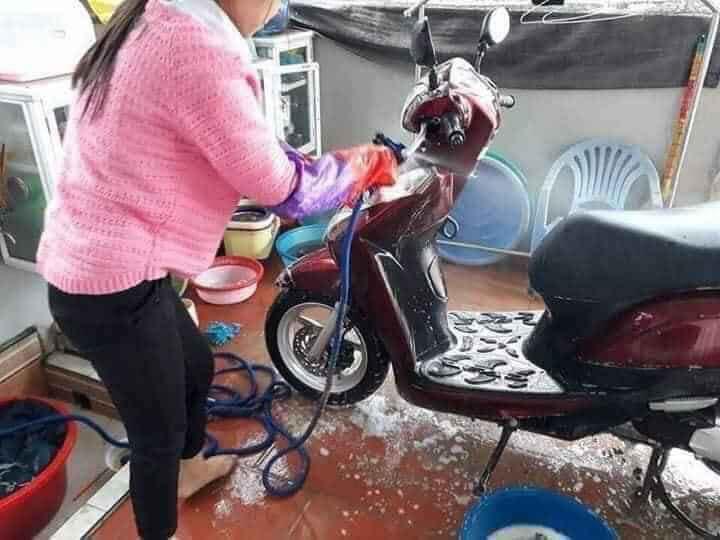 Vòi xịt nước giãn nở 15m. Vòi xịt 5m giãn nở 15m khi mở van nước. Có thể dùng để tưới cây, rửa xe, phun nước…