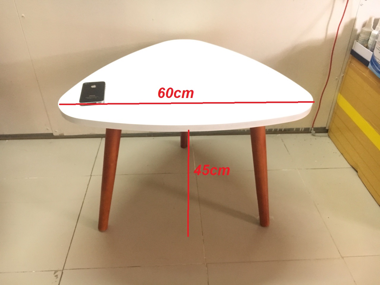 Bàn tam giác trắng chân nâu 60x45 - PK