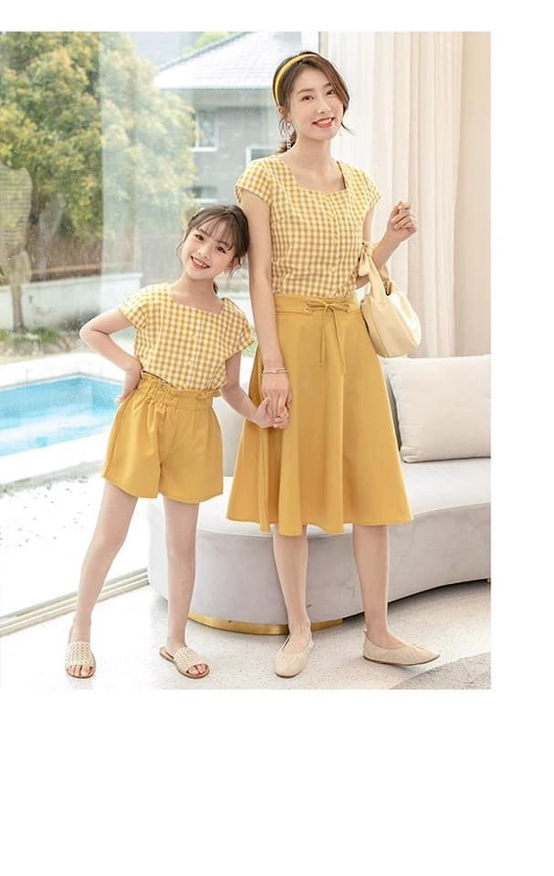 Set áo caro phối chân váy cho mẹ và quần short cho bé