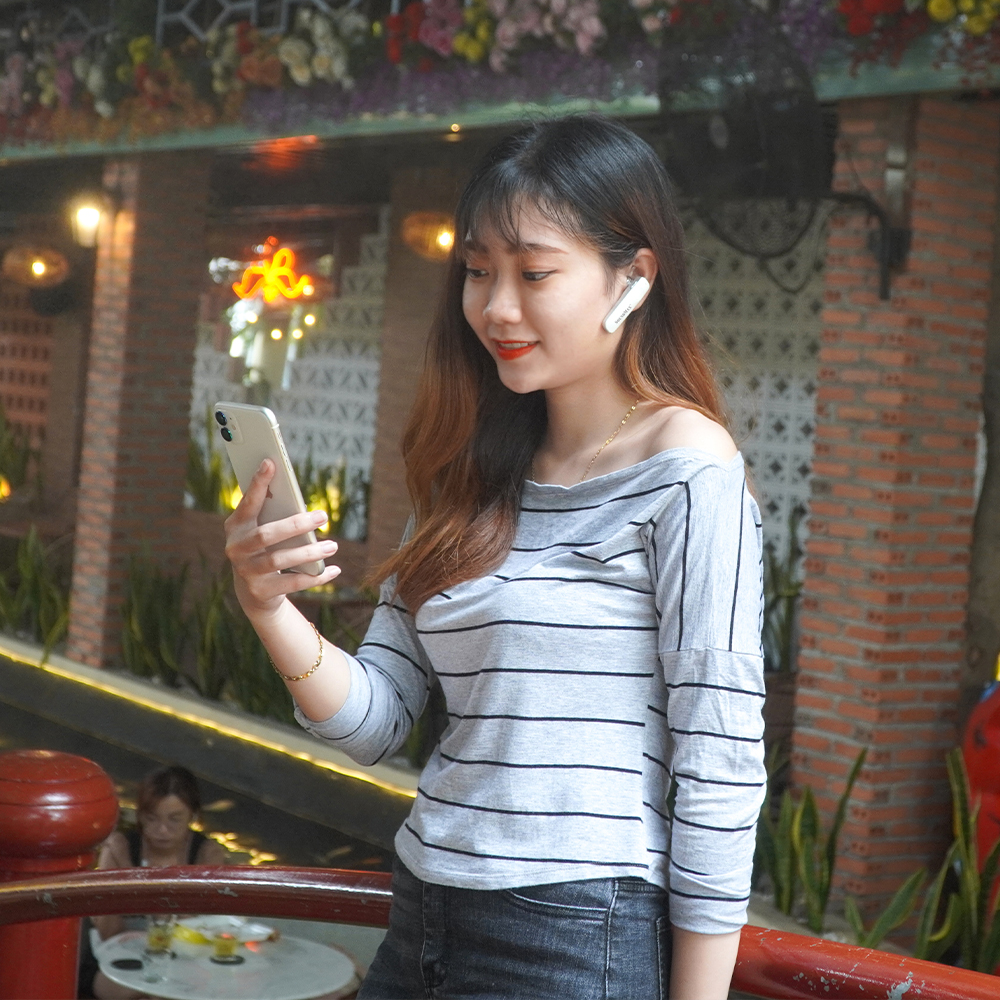 Tai nghe đàm thoại bluetooth + loa kiêm đế sạc năng lượng mặt trời SoundMax F-3 | Bluetooth Earphone + Solar Charging Dock with Speaker SoundMax F3 - Hàng Chính Hãng