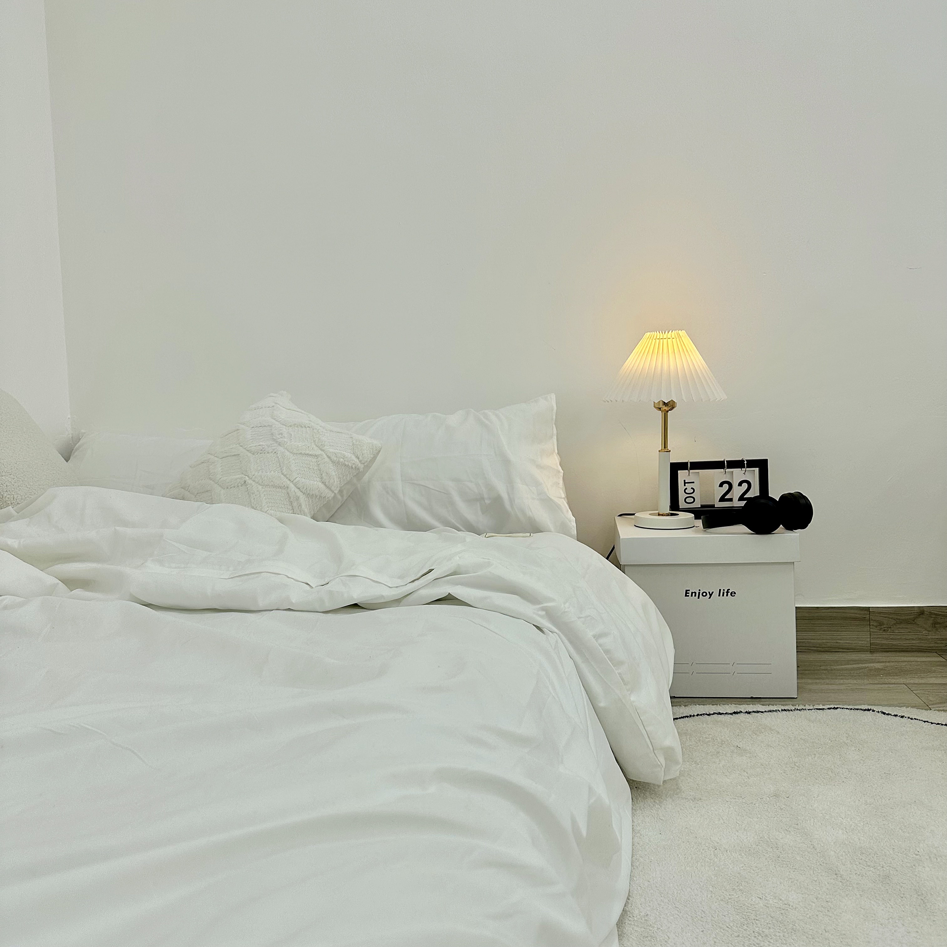 Đèn ngủ để bàn trang trí kim loại trắng vàng vintage chao xếp ly DBK002