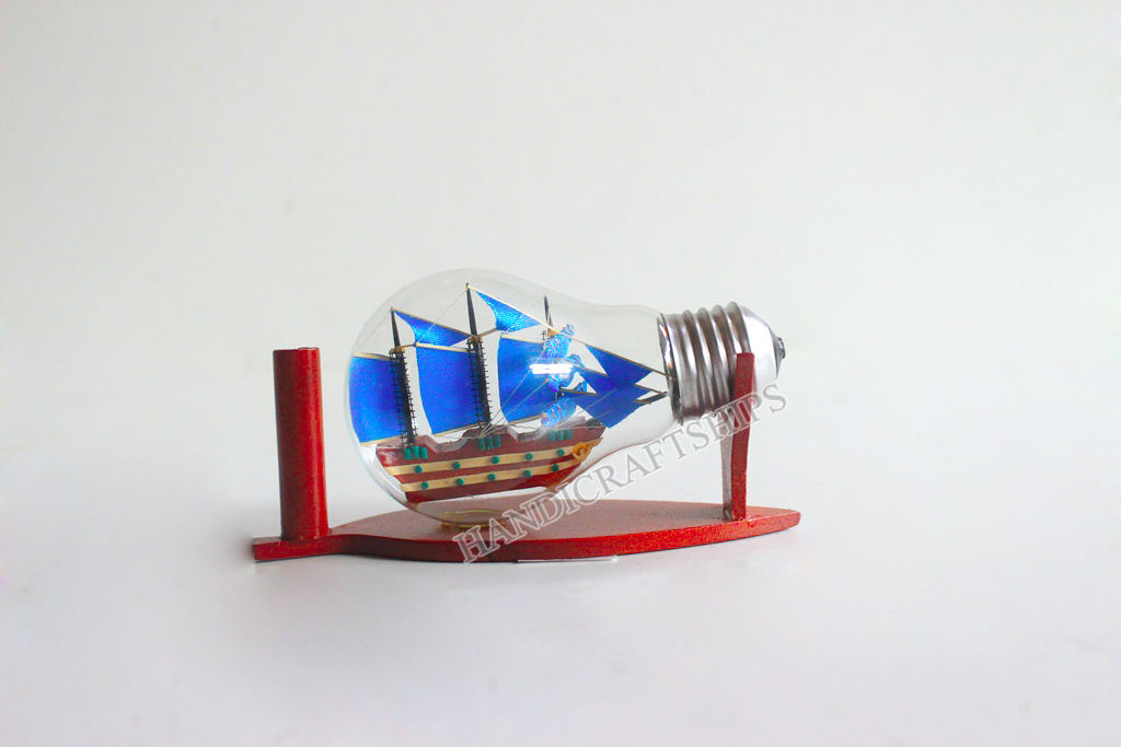 Thuyền trang trí trong bóng đèn