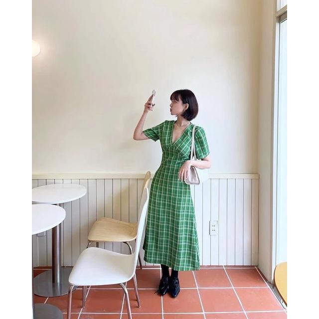 DOTTIE - Đầm midi cổ V kẻ ô nữ xanh lá D0326