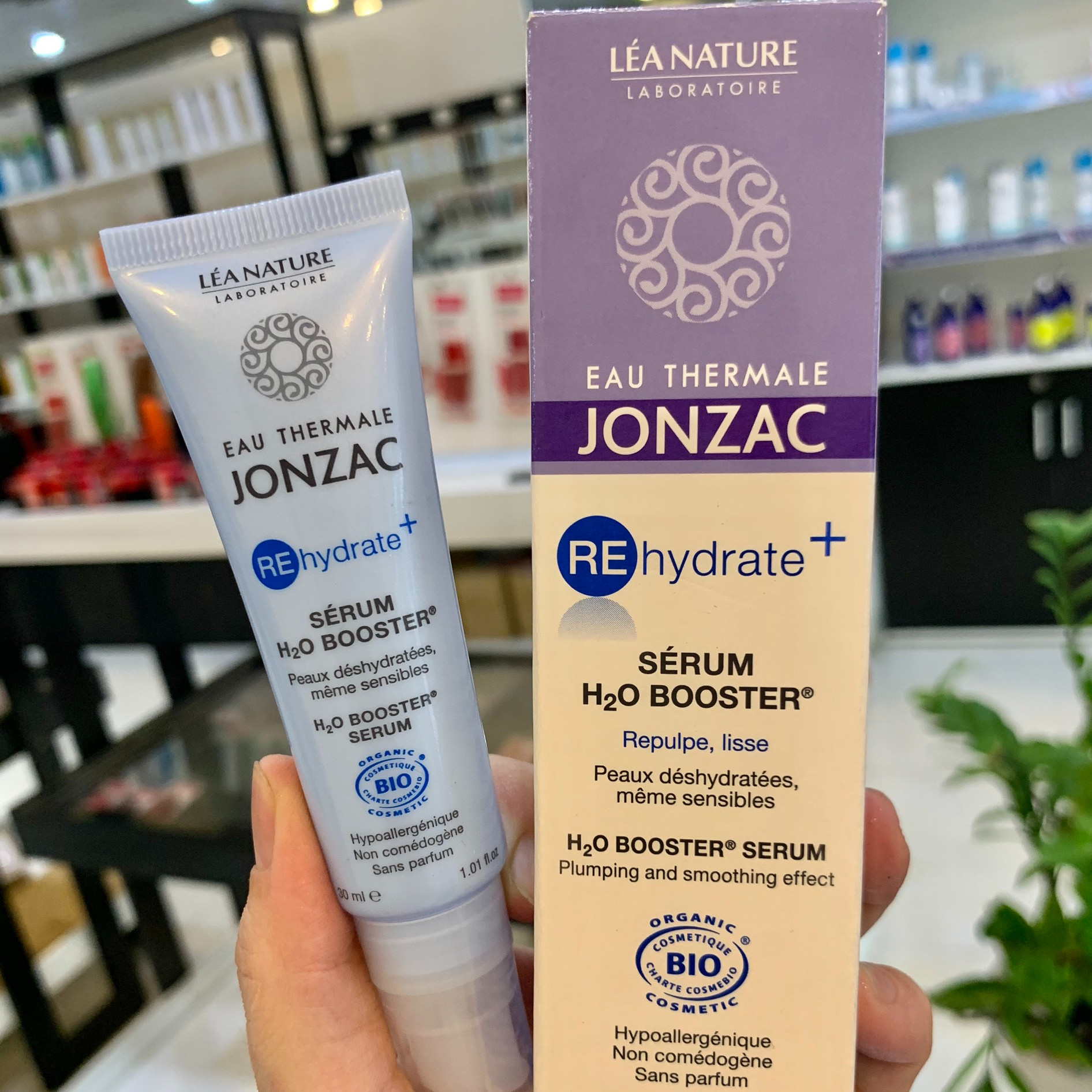 Serum Siêu Cấp Nước Eau Thermale Jonzac Rehydrate+ H2O Booster Serum 30ml giúp tăng cường hiệu quả cấp nước cho làn da khô mất nước + Tặng kèm 1 móc khóa có dạng hình Tour Eiffel màu đen viền đỏ