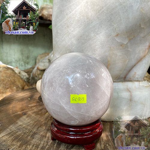 Quả cầu thạch anh hồng thiên nhiên mang năng lượng hạnh phúc và tích cực QC939 nặng 2.44kg đường kính 12cm – vật phẩm phong thủy để bàn