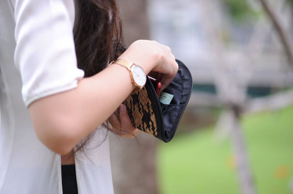 Ví cầm tay Nữ cỏ bàng hình bán nguyệt caro