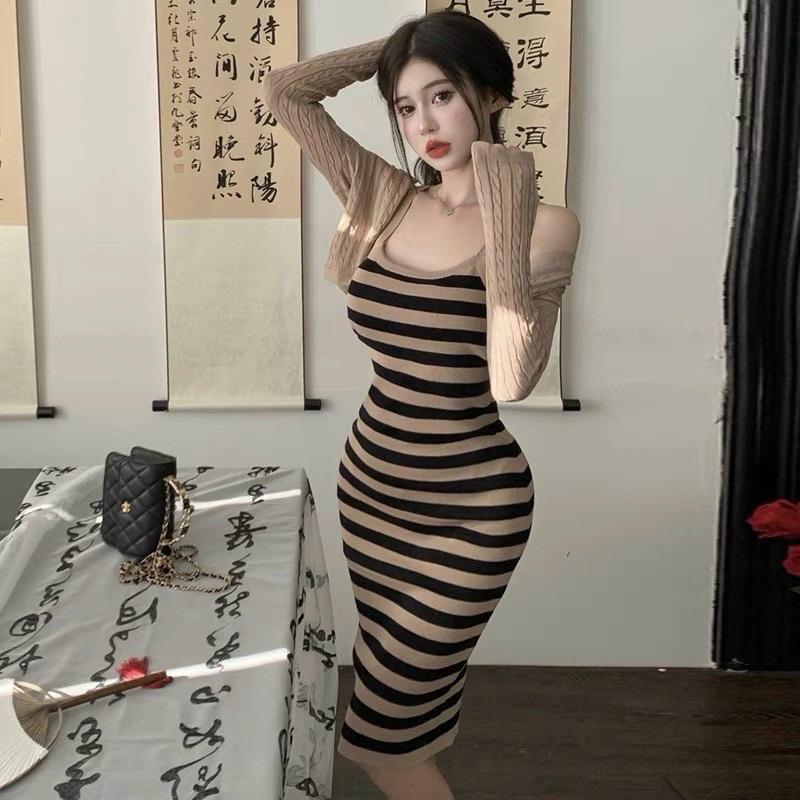 Set váy len body gồm váy 2 dây kẻ và áo khoác ngoài trơn hot hit